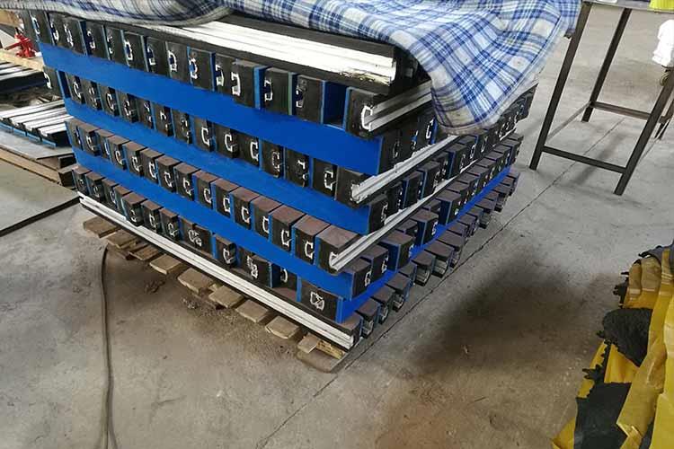 电厂缓冲条在收到冲击时，主要是由弹性物质通过自身的物理弹性起到很好缓冲作用，且具备一定的抗撕裂力