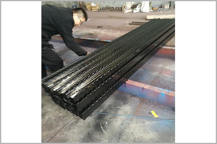DJB金属顶梁是煤矿生产中的重要支护设备，承担着支撑顶板和形成稳定支护结构的任务