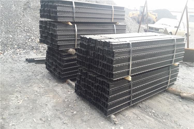 金属顶梁是用于煤矿采煤工作面、位于单体液压支柱之上顶板之下、传递顶板压力的支撑梁，是煤矿采煤工作面支护项板用的顶梁