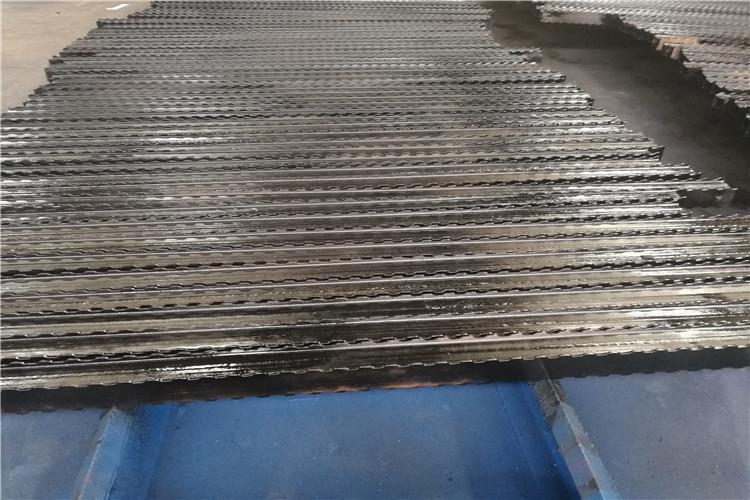 金属顶梁出厂时允许采用符合铁路运输规定简易捆扎，调角楔部件可用粗于10号的铁丝串起，每30～50个捆成一捆