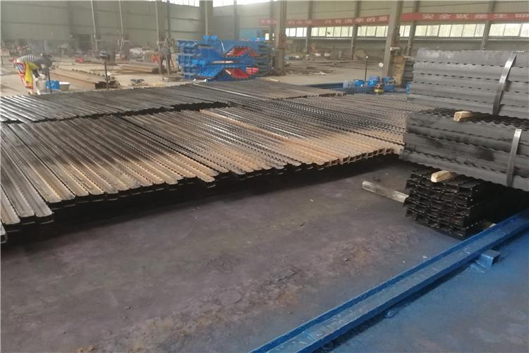 金属顶梁采用π型钢加工而成，结构稳固，质地优良，具有良好的耐磨，耐腐蚀和抗老化能力，使用寿命是同类普通产品的2-3倍